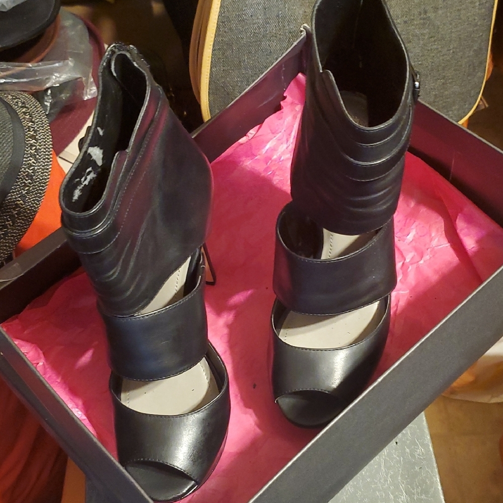 Vince Camuto Black Platform Heels with Strappy Design - Picture 11 of 14